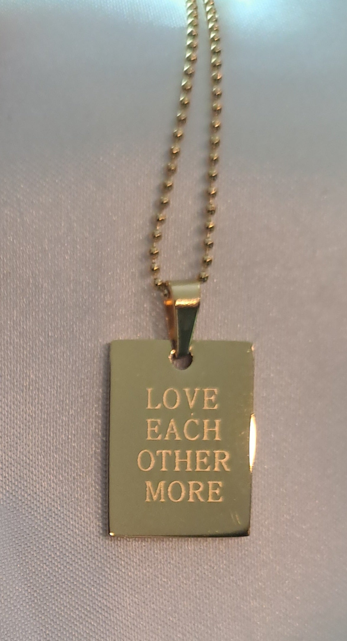 Budskapshalsband LOVE EACH OTHER MORE