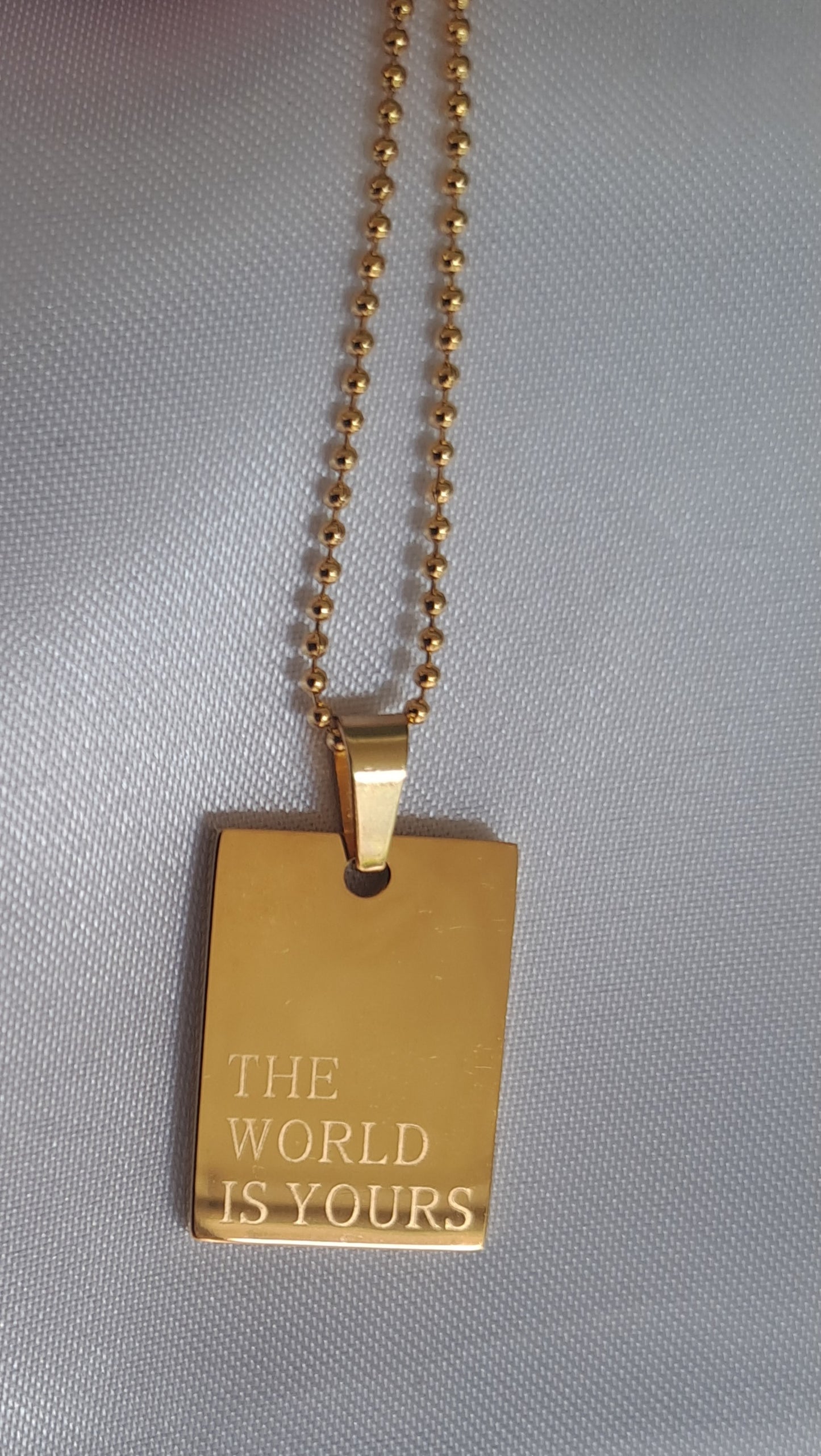 Budskapshalsband THE WORLD IS YOURS- En stark symbol för mod, frihet och drömmar.