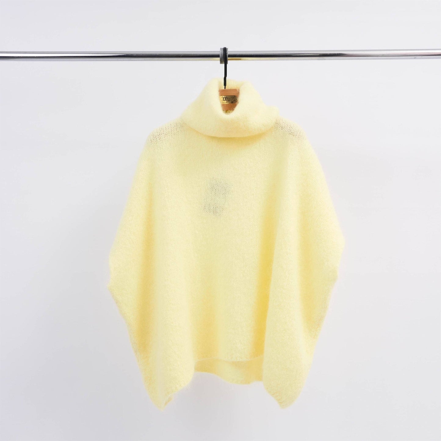 Överdimensionerad poncho med polokrage i mjuk stickning MCL23100: Offwhite