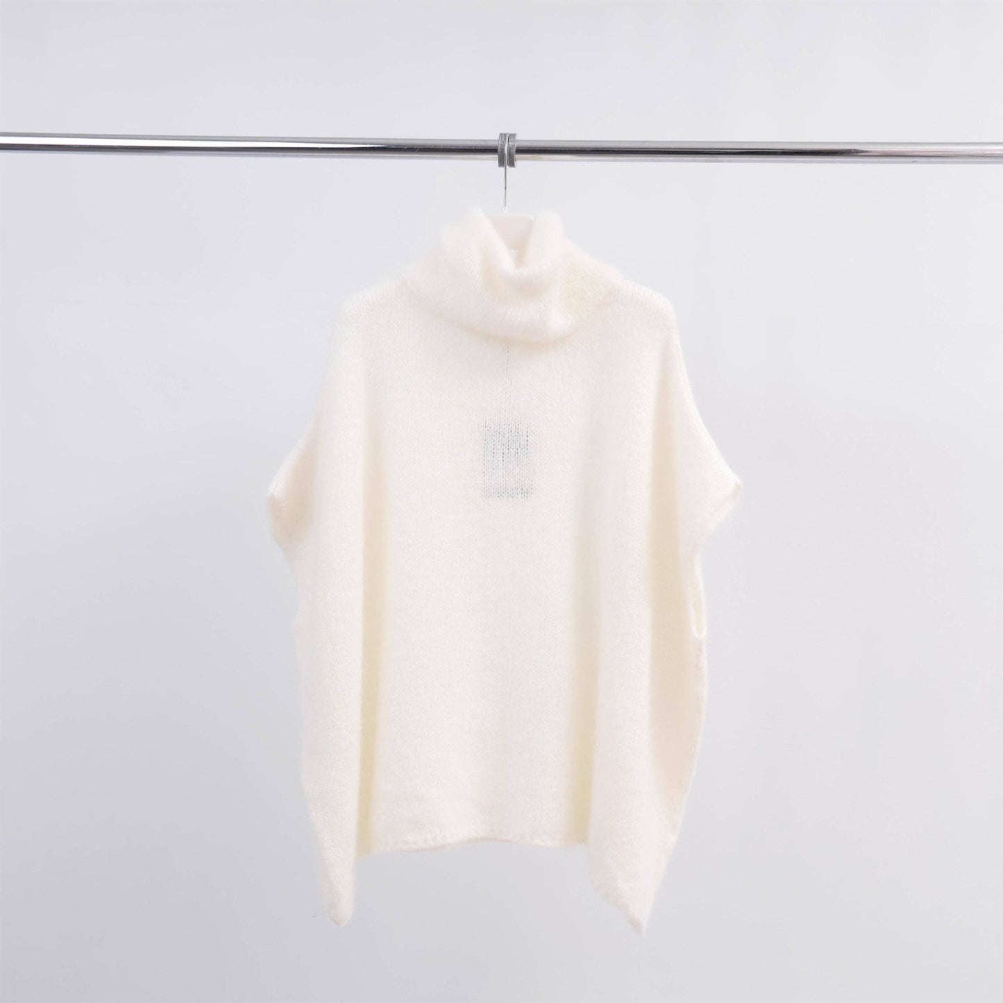 Överdimensionerad poncho med polokrage i mjuk stickning white