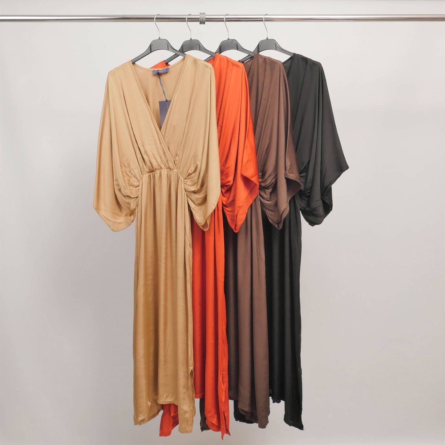 Draperad långklänning med fladdermusärmar färg Kamel
