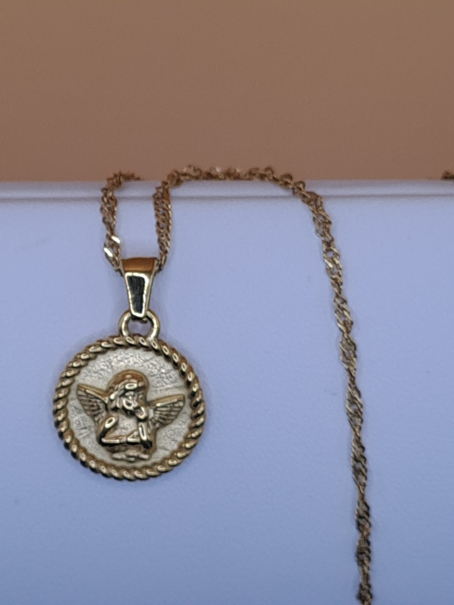 Skyddsängel berlock med snurrad kedja 18k guldpläterad Vattensäker