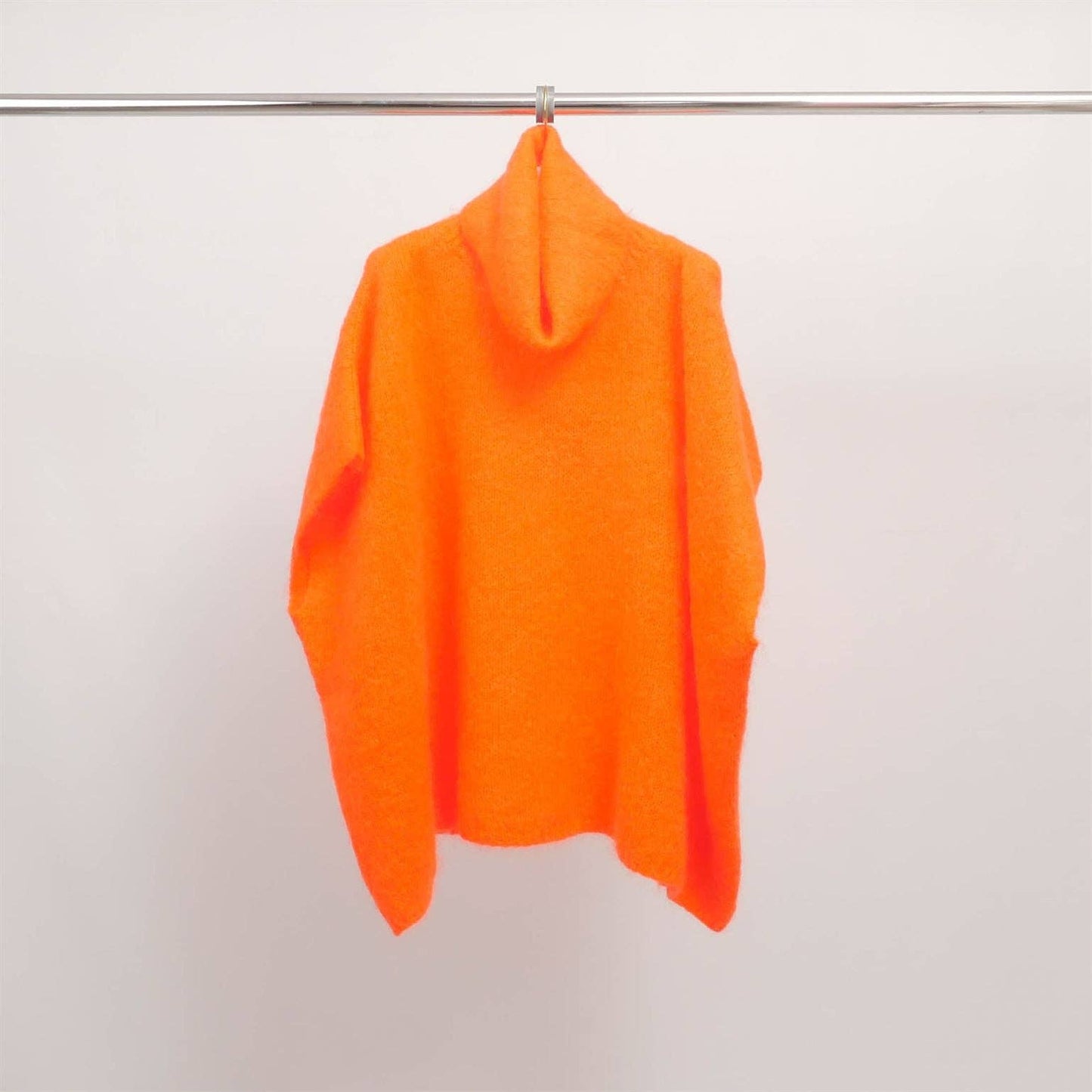 Överdimensionerad poncho med polokrage i mjuk stickning MCL23100: Offwhite