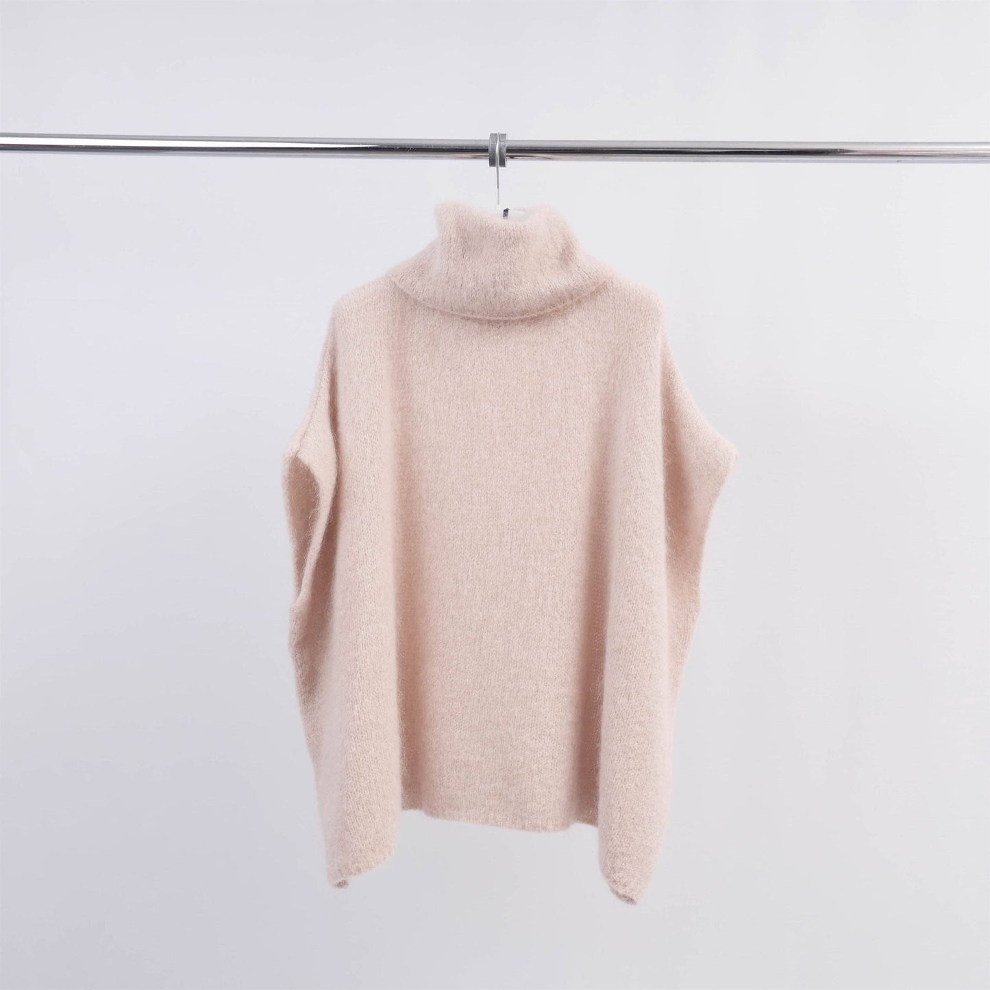 Överdimensionerad poncho med polokrage i mjuk stickning MCL23100: Offwhite