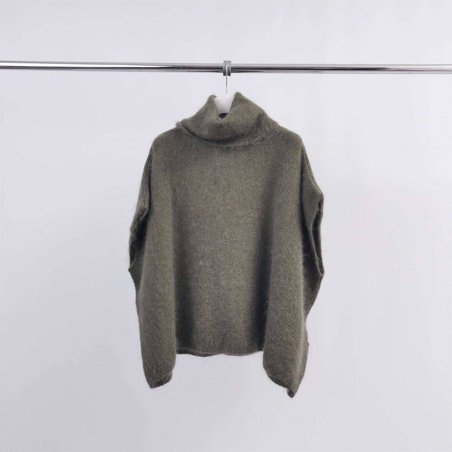 Överdimensionerad poncho med polokrage i mjuk stickning MCL23100: Offwhite