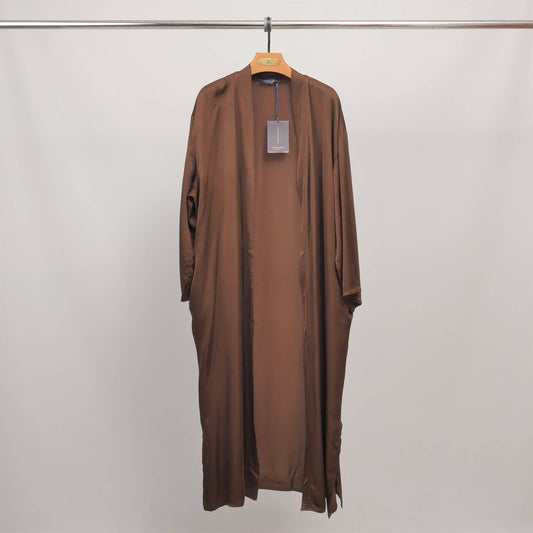 Lång flytande kimono i satin färg Choklad