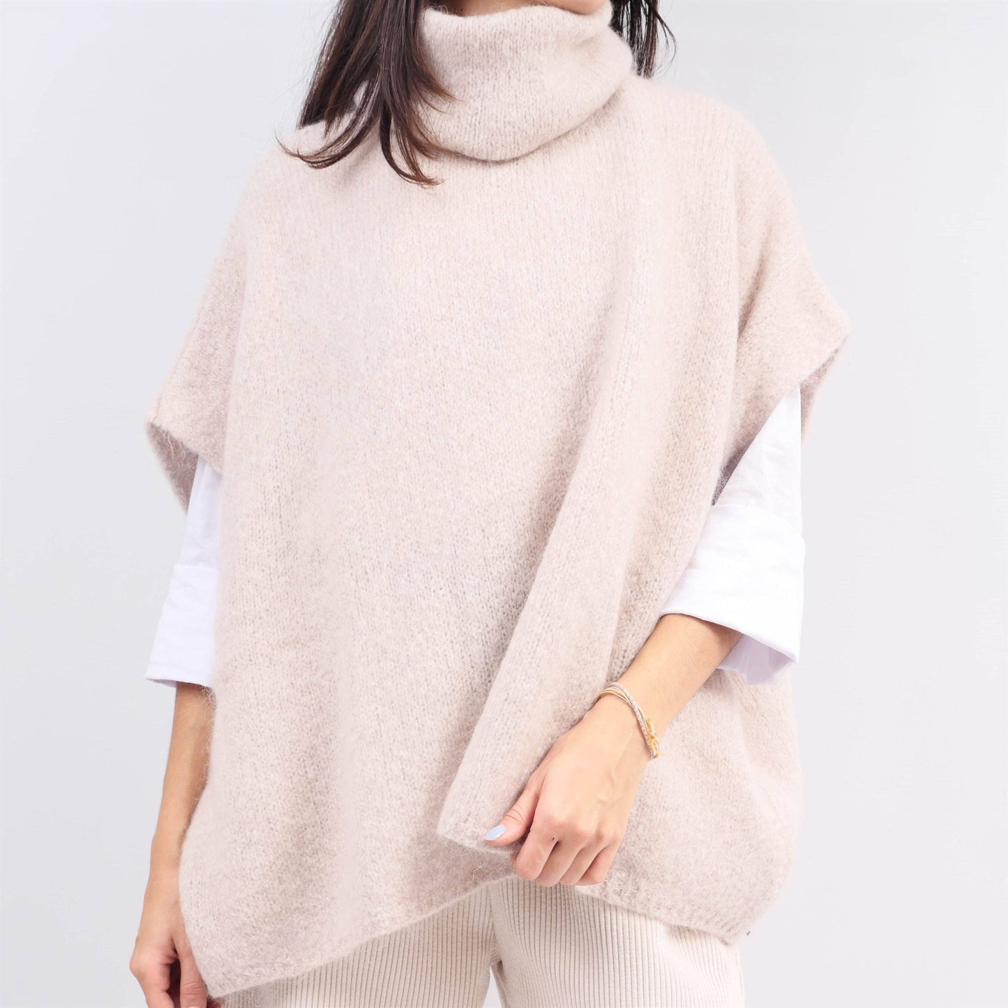 Överdimensionerad poncho med polokrage i mjuk stickning MCL23100: Offwhite